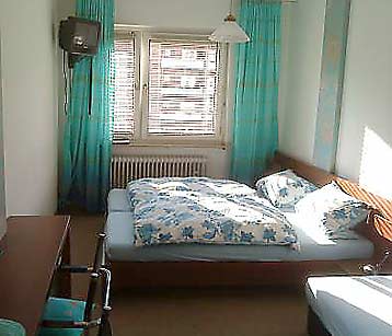 Doppelbett und Einzelbett im Zimmer türkis