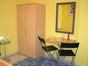 Kleiderschrank im Zimmer