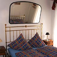 Cama doble en un dormitorio