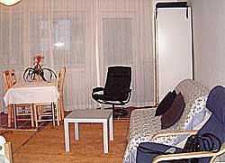 Zimmer mit Balkon, Essecke und TV