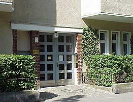 Entrada a la casa de apartamentos, los ancianos