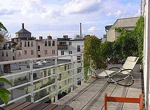 Blick von der Terrasse der Ferienwohnung auf den Wasserturm - im Sommer mit Sitzmöglichkeiten - Balkon