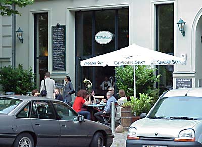 Cafes, Restaurants, Bars, Supermarkt, Fahrradverleih, alles zu Fuß  von der  Ferienwohnung