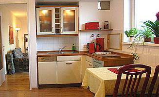 Küche mit Geschirrspühler, Eßplatz Kochmöglichkeit