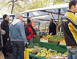 Torsdagar och lördagar är det marknad på Kollwitzplatz - Berlin Prenzlauer Berg