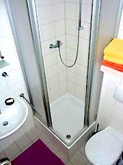 El baño y la ducha del apartamento