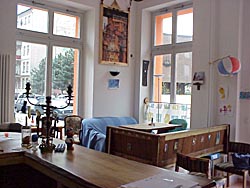 Cafe unten im Haus der Ferienwohnung