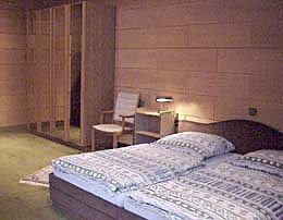la camera da letto con un grande letto matrimoniale