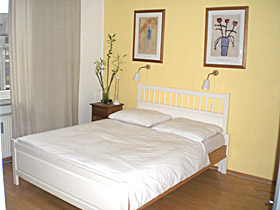 Gro&szlig;es Doppelbett im Zimmer
