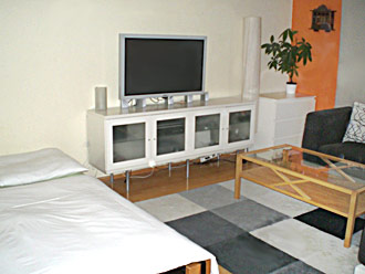 pokój w Monachium do wynajecia z lózkiem, TV ,stolem, i kanapa