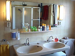 Banheiro e chuveiro de uso comunitrio da casa