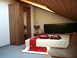 großes Doppelbett im Privatzimmer in München Gartenstadt