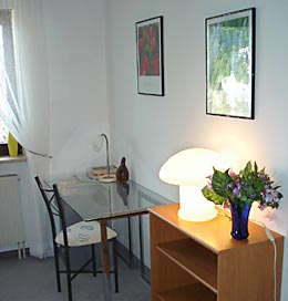 kleines Zimmer mit Schreibtisch in München Gartenstadt