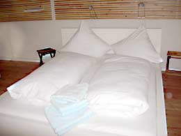 camera con un grande letto matrimoniale - Berlino Mitte