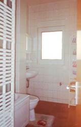 Bagno con vasca/doccia piastrellato