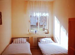 Una delle due piccole camere da letto