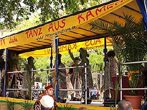 El baile MTY JuJu en el Carnaval de las culturas en Berlín