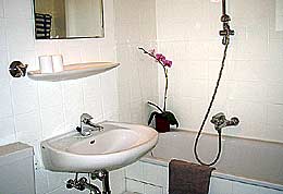 eigenes Bad mit Badewanne und Duschmöglichkeit