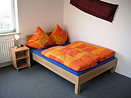 Una cama doble en la habitación