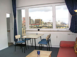 Mesa de comedor con una vista panorámica de Berlín