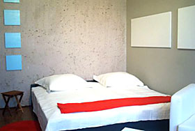 Habitación con cama doble en el apartamento