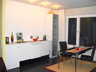 salón con pequeña cocina en el apartamento de Berlín Prenzlauer Berg