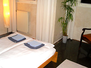 cama doble en la habitación del apartamento de Berlín Prenzlauer Berg