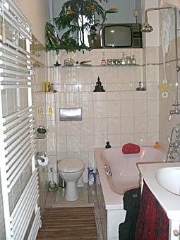 gefliestes Bad mit Badewanne