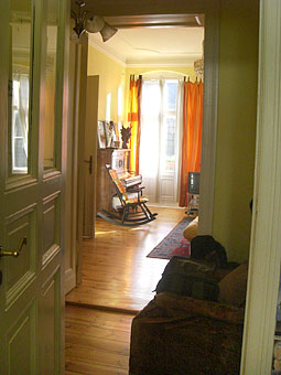 Blick von der K&uuml;che ins Wohnzimmer