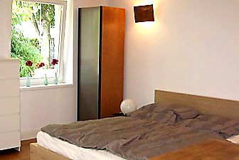 Double bed  and wardrobe - holiday apartment in Meerbusch-Büderich by Düsseldorf