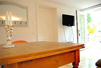 Sitting area, TV, mirror -  holiday apartment in Meerbusch-Büderich by Düsseldorf