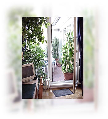 Der Blick vom Sofa im Privatzimmer in Richtung Balkon von Eurem Zimmer aus