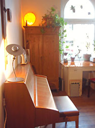 Klavier und Schreibtisch im Wohnzimmer