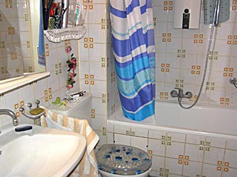 Bad mit gro&szlig;er Badewanne