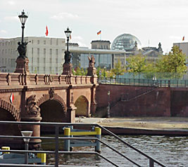 Blick &uuml;ber die Moltkebr&uuml;cke durch das Regierungsviertel zum Reichstag, gleich dathinter liegt das Brandenburger Tor