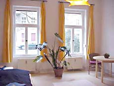 gro&szlig;es helles Zimmer