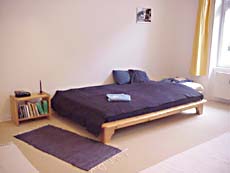 gro&szlig;es Doppelbett
