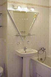 Das Bad mit Wanne