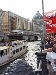 Vom Spreeufer legen im Sommer regelmäßig Ausflugsdampfer ab