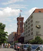 Rathaus von der Spree