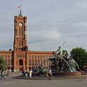 Das Rote Rathaus mit Neptunbrunnen