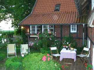 gemütliche Terrasse hinter dem Haus