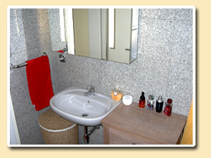 The bathroom - guest room in Cologne Neustadt Nord