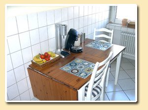 Køkkenet med spisebord - Gæsteværelset i Køln - bed and breakfast