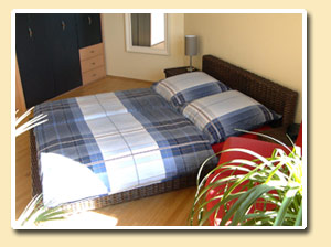 The large guest room with a double bed - guest room in Cologne Neustadt Nord