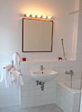 gefliestes Bad mit Badewanne