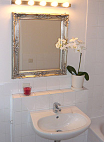 gefliestes Bad mit Badewanne