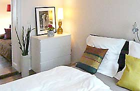 ein Doppelbett 1,60 m breit