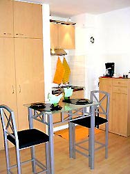 Küchenbereich mit Sitzgelegenheit in der Ferienwohnung Köln
