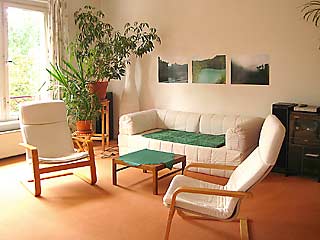 Doppelbett und Kleiderschrank im Zimmer der Ferienwohnung